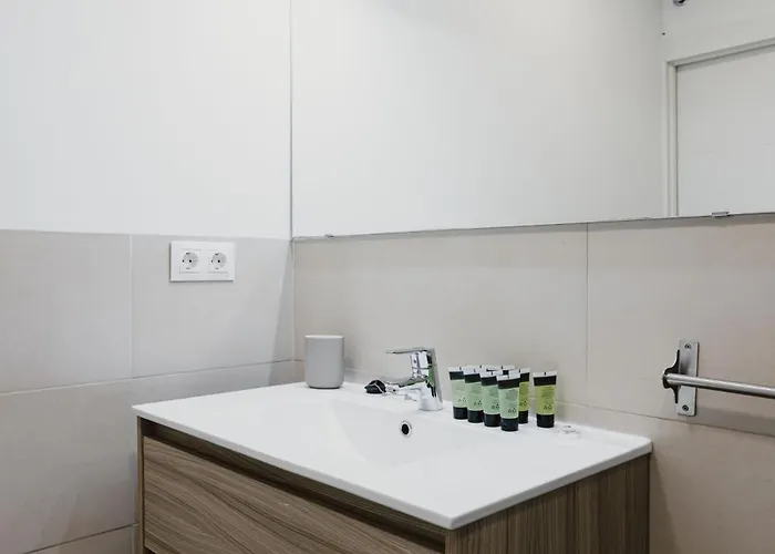 Quiet And Comfortable Fully Renovated דירה סביליה