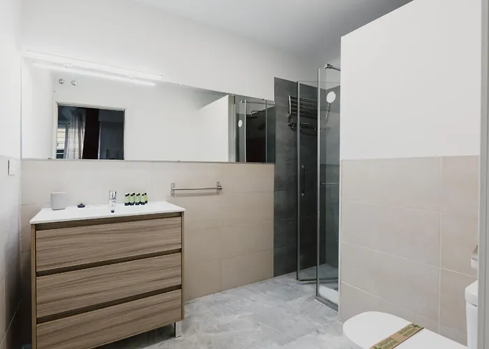 Quiet And Comfortable Fully Renovated דירה *